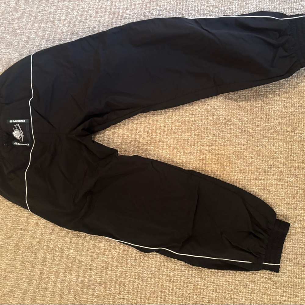 Umbro Black Track Pants - Picture 2 of 3
